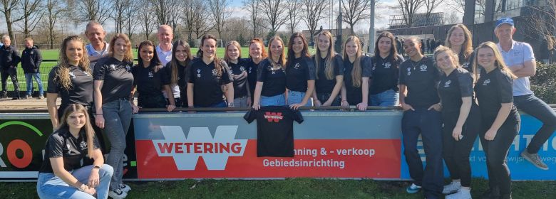 Van de Wetering schenkt Vrouwen 1 nieuwe kantineshirts