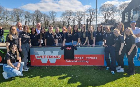 Van de Wetering schenkt Vrouwen 1 nieuwe kantineshirts