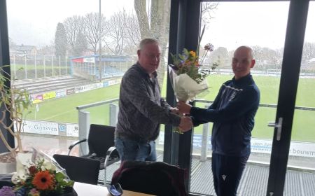 Nieuwe coachjassen gesponsord door Van Munster en Becoss