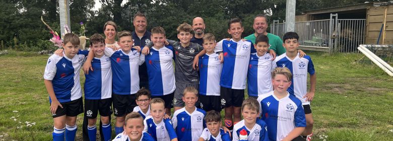 JO13-2 krijgt nieuwe tenues van Akker Zonwering