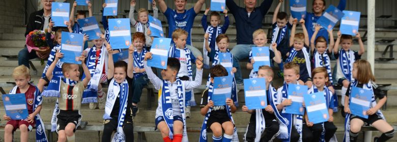 Eerste voetbalcontract voor de mini’s