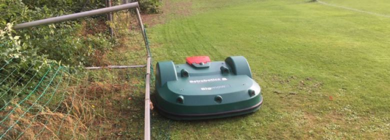 Trainingsvelden in onderhoud, robotmaaiers weer actief