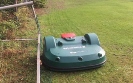 Trainingsvelden in onderhoud, robotmaaiers weer actief