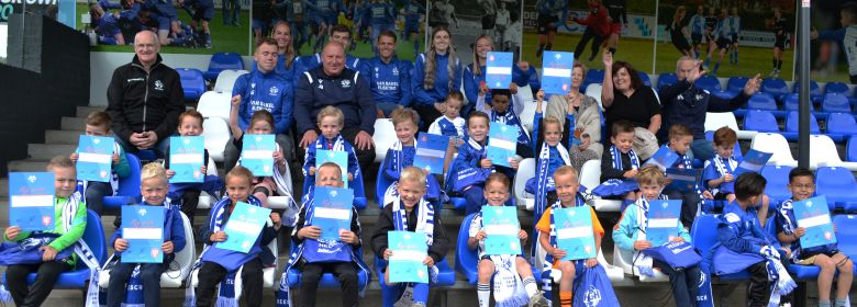 Eerste voetbalcontract voor de mini’s