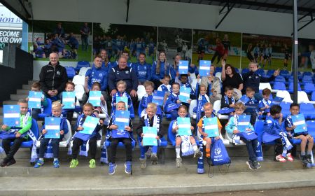 Eerste voetbalcontract voor de mini’s