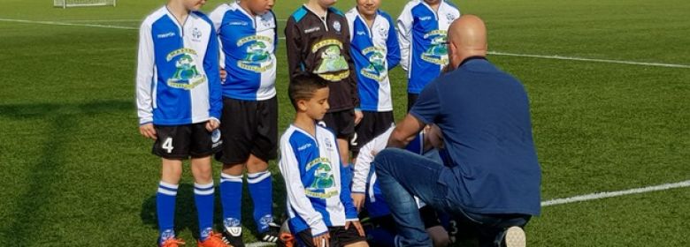 De eerste teams staan op de foto voor de Voetbalplaatjesactie!